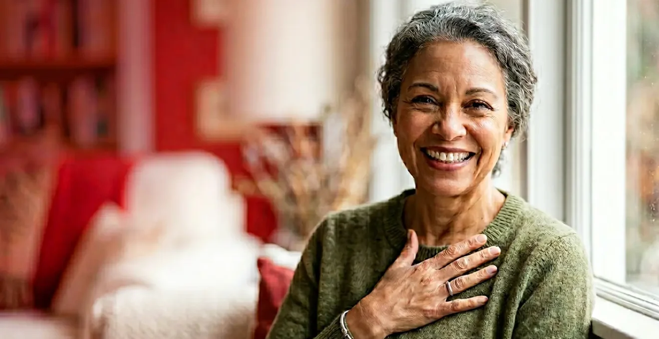 Portrait rapproché d'une personne souriante révélant des dents saines avec un cœur en filigrane subtil