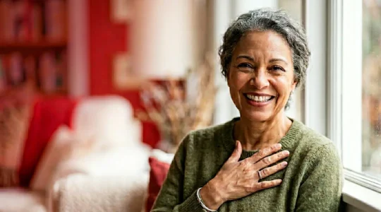 Portrait rapproché d'une personne souriante révélant des dents saines avec un cœur en filigrane subtil