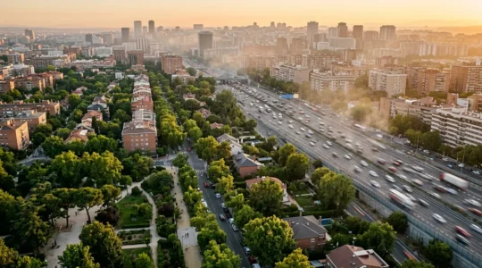 Vue aérienne d'un quartier urbain montrant le contraste entre zones vertes et axes routiers pollués