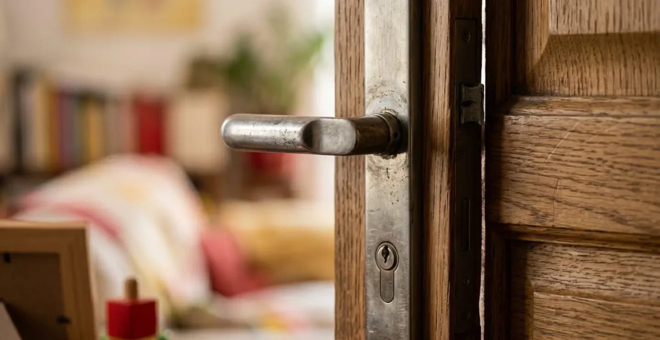 Vue d'une porte de bureau fermée depuis l'intérieur d'un salon familial français