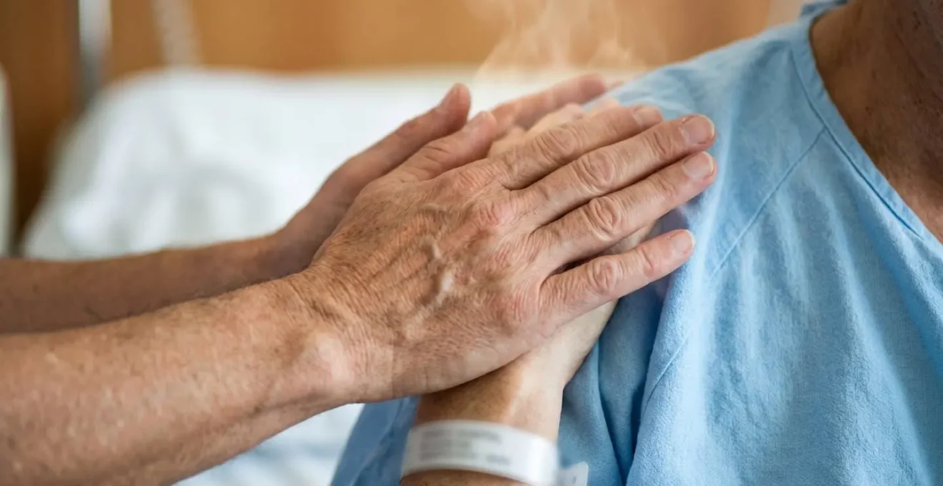 Gros plan sur les mains d'un praticien Reiki irradiant une douce chaleur lors d'une séance